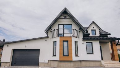 Come migliorare l'estetica della casa con l'aggiunta di una porta del garage moderna