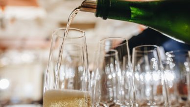 Franciacorta vs Champagne: confronto metodo classico, abbinamenti e prezzi per il tuo brindisi perfetto