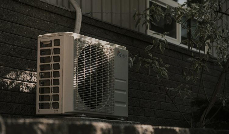 Condizionatori in estate: perché la manutenzione fa la differenza tra comfort e guasto