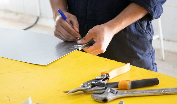 Milano, aumentano le chiamate di emergenza domestica: i guasti più frequenti nelle case della città e come si interviene